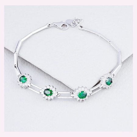 Srebrna bransoletka z zielonymi i białymi cyrkoniami - pomysł na świąteczny prezent dla Niej